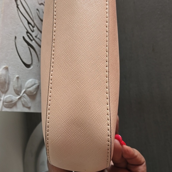 Michael Kors Cream Jet Set Crossbody Bag with Gold Accents - Picture 10 of 12